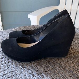Adorable black wedges